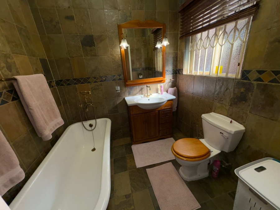 5 Bedroom Property for Sale in Safari Gardens North West